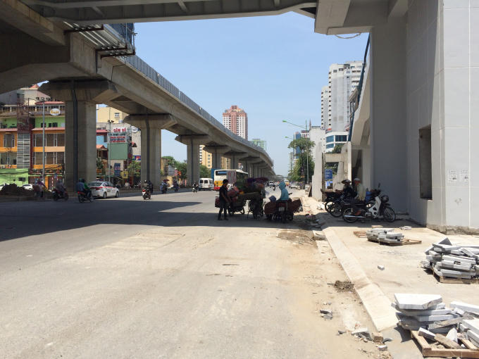 Chân cầu là nơi nhiều người đến tránh nóng.