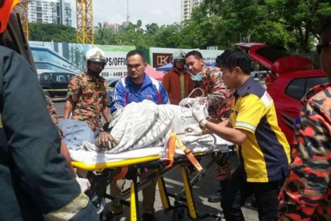 Người phụ nữ bị bỏng khi sử dụng điện thoại khi đang đổ xăng. (Ảnh:The Star)