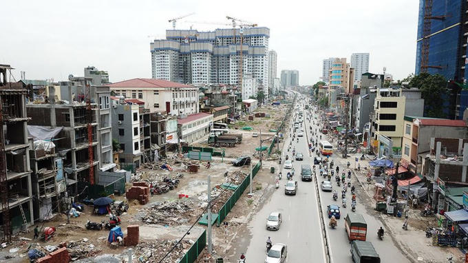 Ngoài các hộ dân xây dựng, riêng đoạn phố này đã có tới 3 dự án đang hoàn thiện đó là: Imperia Sky Garden, Amber Riverside, Sunshine Garden.