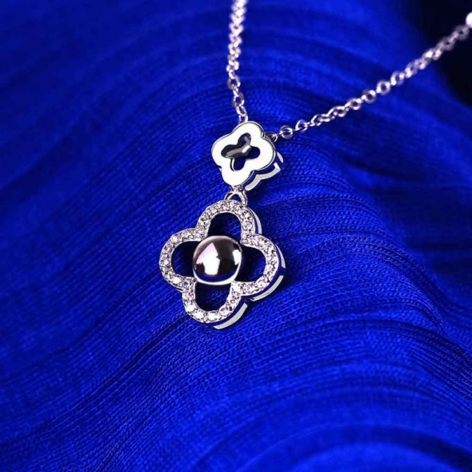 Dây chuyền bạc như sợi dây vô hình gắn kết tình cảm lứa đôi.