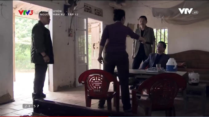 Mai ngang nhiên rút dao đe dọa ông trùm.