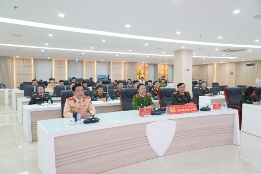 Thiếu tướng Nguyễn Hồng Ky, Phó Giám đốc CATP Hà Nội và Đại tá Nguyễn Tiến Đạt, Phó Giám đốc CATP Hà Nội trực tiếp chỉ đạo công tác bảo đảm an ninh, trật tự tại Trung tâm Thông tin Chỉ huy CATP.
