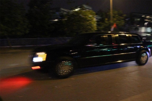 19h45, đoàn xe của Tổng thống Obama rời Khách sạn JW MARRIOTT hướng ra đường Phạm Hùng. (Ảnh: Dân trí)
