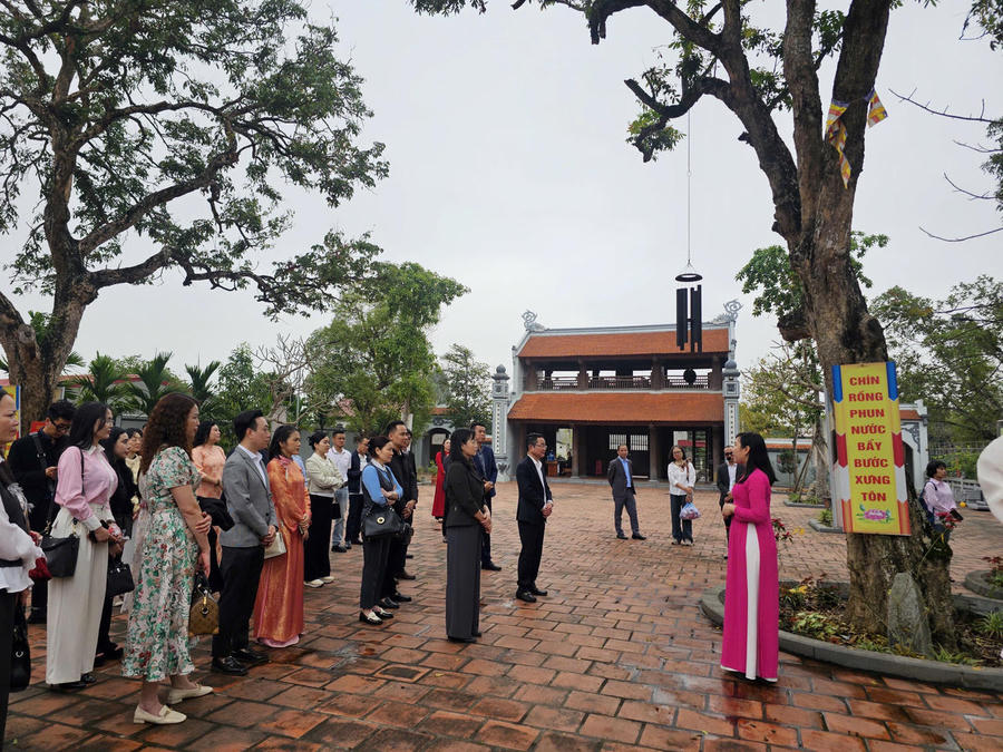 Hướng dẫn viên giới thiệu về ngôi chùa cổ.