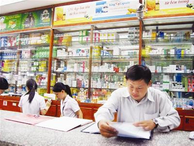 Thanh tra Bộ Y tế đang kiểm tra hoạt đông của một nhà thuốc. Ảnh minh họa