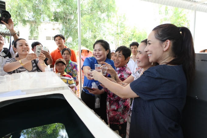 Ca sĩ Phi Nhung cùng đại diện huyện Đoàn và người dân tại tỉnh Kiên Giang uống thử nước sau khi lọc.