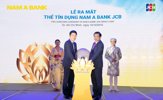Ông Trần Ngọc Tâm – Tổng Giám đốc Nam A Bank và Ông Tomoaki Yamaguchi – Trưởng Đại diện Tổ chức thẻ quốc tế JCB cùng thực hiện nghi thức ra mắt thẻ tín dụng   Nam A Bank JCB.