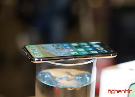 Cận cảnh iPhone X m&agrave;u trắng v&agrave; so d&aacute;ng với iPhone 8 Plus