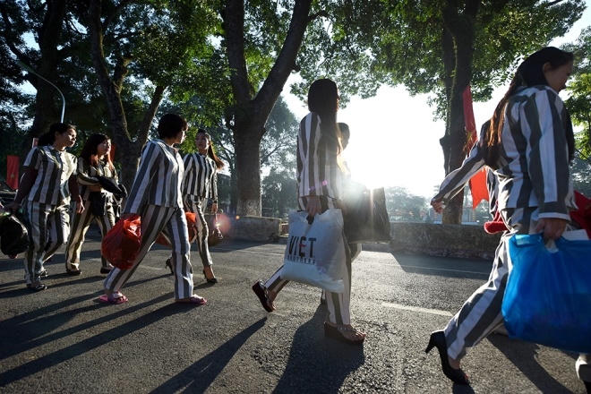 Các cô gái hớn hở rảo bước nhanh khi đi thay áo tù.