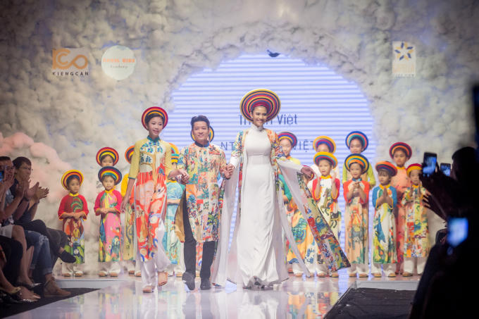 Trương Thị May rạng rỡ l&agrave;m vedette cho show diễn của Thuận Việt