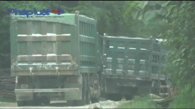 Từng đoàn xe có dấu hiệu cơi nới thành thùng chở nặng ngất ngưởng.