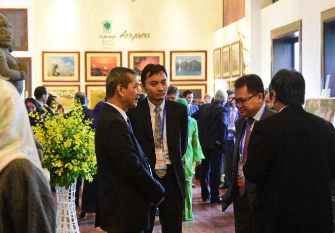 Các quan chức trao đổi bên lề Hội nghị.