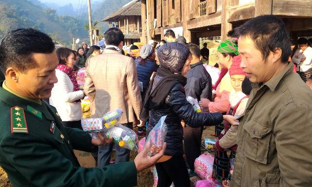 Thượng tá Cao Đăng Cường trao quà từ thiện tại bản Xắng, xã Yên Khương năm 2016. (Ảnh: Anh Thắng)