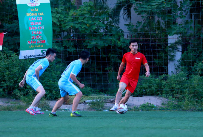 Cầu thủ Gia Hồng (áo đỏ) là người ghi bàn thắng mở tỉ số cho đội Pháp Luật Việt Nam.