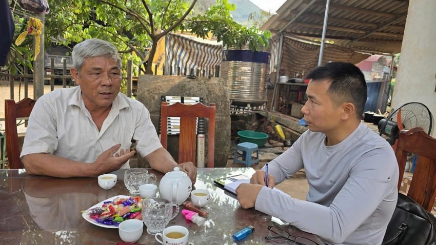 Ông Doãn Văn Trình, Chi hội trưởng Hội người cao tuổi tiểu khu II, xã Mường Bú chia sẻ với phóng viên về việc không nhận được tiền hỗ trợ.