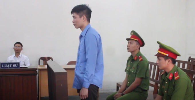 Bị cáo suy sụp khi nghe chủ tọa tuyên án.