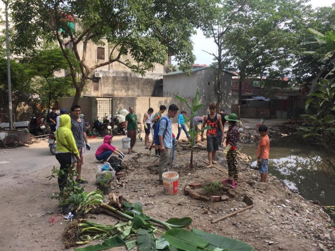Dọn sạch bãi rác và trồng cây bên bờ con mương vừa được dọn vệ sinh.