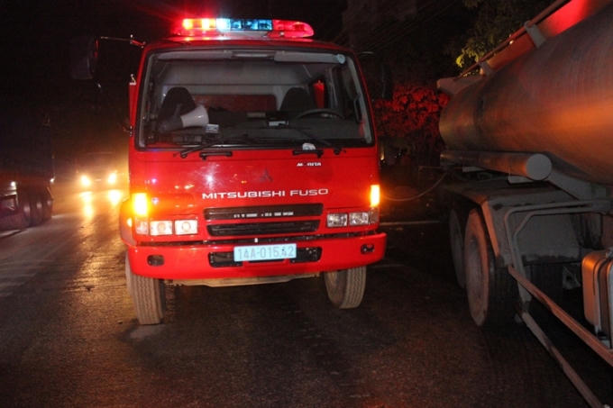 Xe cứu hỏa có mặt tại hiện trường khống chế đám cháy.