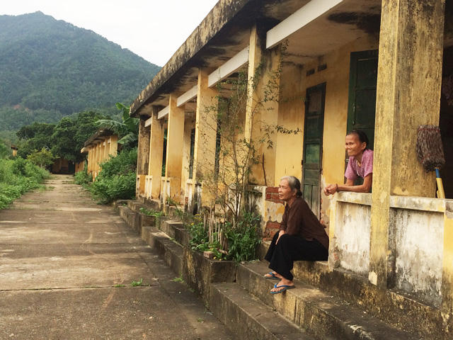 Những mảnh đời bất hạnh như cụ Sợi (áo màu nâu) và cụ Liên (áo màu hồng) tựa vào nhau mà sống, chấp nhận sự cô đơn nơi đồi núi heo hút.