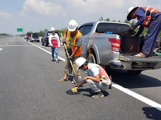 Cao tốc được cào lên làm lại tuyến hư hỏng sau phản ánh của báo chí và dư luận