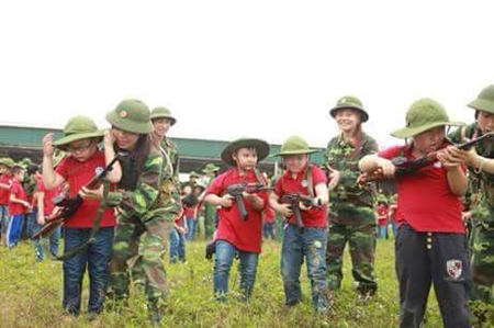 Những hình ảnh học sinh cầm súng được chia sẻ trên mạng xã hội.