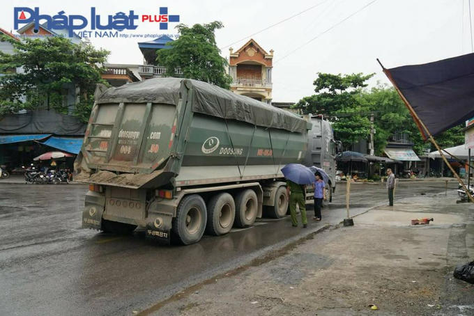 Xe có dấu hiệu quá tải bỏ chạy qua trạm cân và gây tai nạn (Ảnh: Tiến Vũ)