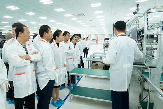 Đoàn tham quan VinSmart gồm nhiều đại diện của ngành bán lẻ