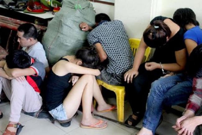 Một nhóm thanh niên nam nữ bị bắt quả tang khi đang "đập đá"