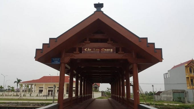Được xây dưng ngay trước đền thờ Nguyễn Công Trứ người có công lập ra huyện Kim Sơn từ 2 thế kỉ trước.