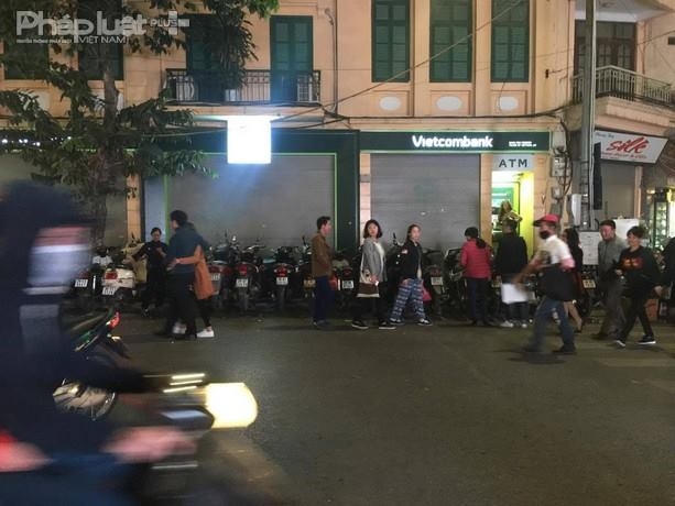 Hàng chục chiếc xe máy được trông giữ trên vỉa hè với giá từ 20-40.000 đồng/xe.