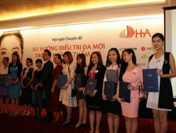Mr.Kim – CEO hãng Bluecore đã trao Chứng chỉ Đào tạo Laser cho những khách hàng hoàn thành chương trình đào tạo.