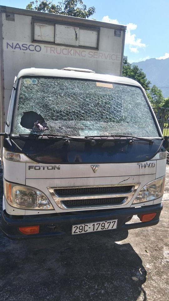 Chiếc xe bị đập phá hiện vẫn đang được gửi tại UBND xã Linh Hồ.