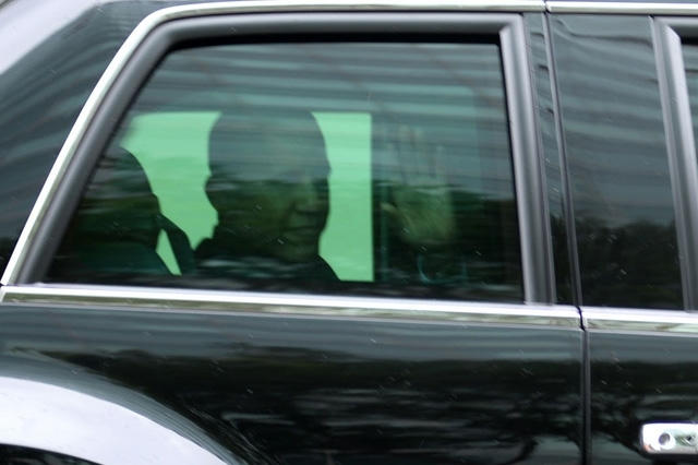 Tổng thống Obama vẫy tay chào người dân hai bên đường. (Ảnh: Dân trí).