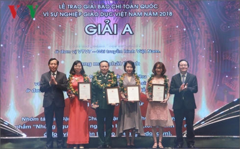 Trao giải cho tác giả và nhóm tác giả đoạt giải A