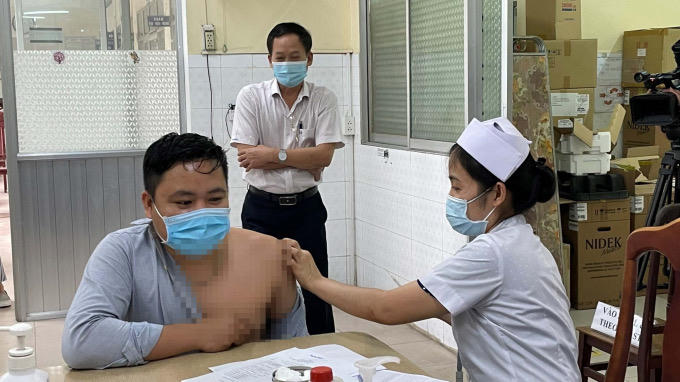 Đồng Nai tiêm chủng cho cán bộ, nhân viên y tế bệnh viện phổi, nơi tiếp nhận cách ly điều trị COVID-19.