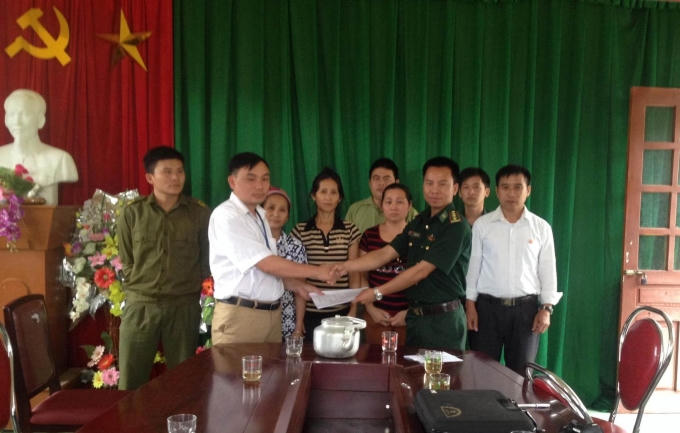 Lực lượng BĐBP làm thủ tục bàn giao các nạn nhân cho  người thân vào ngày 13/5.