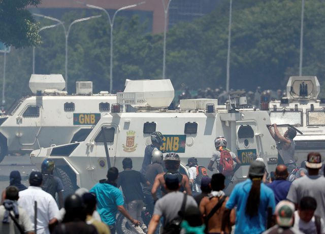 Xe bọc thép xuất hiện ở thủ đô Caracas. (Ảnh: Reuters)