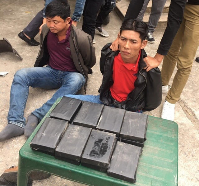 Đối tượng Võ Văn Ân và Lê Văn Hùng cùng tang vật 15 bánh heroin bị Công an tỉnh Bắc Ninh bắt giữ. (Ảnh: báo Dân trí)