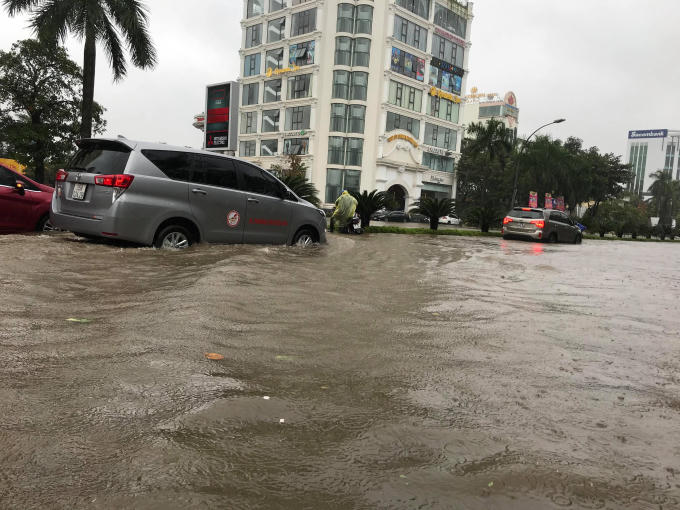 Những tuyến phố chính bị biến thành sông.