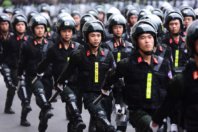 Một tháng nay, sinh viên Học viện Cảnh sát nhân dân (Bắc Từ Liêm, Hà Nội), đặc biệt là học viên chuyên ngành Cảnh sát vũ trang, ngày nào cũng đội nắng tập diễu hành, bắn súng, vượt tường, nhảy qua vòng lửa... Những nội dung này các em sẽ diễn tập trong lễ kỷ niệm 49 năm thành lập trường và 10 năm thành lập khoa Cảnh sát vũ trang.