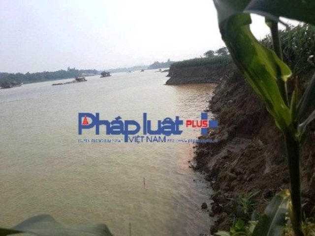 Đất canh tác nông nghiệp của người dân xã Đôn Nhân bị sạt lở.