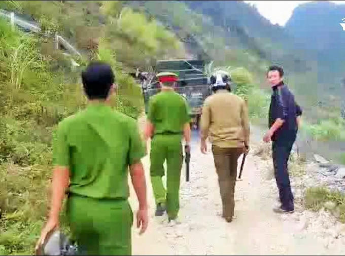 Công an huyện Đồng Văn, đang áp tải xe chở đầy các thùng chứa ong về nơi tạm giữ. (ảnh cắt từ clip)