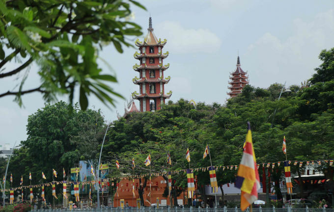 Nhiều chùa nằm bên dòng kênh cũng trang trí cờ hoa.