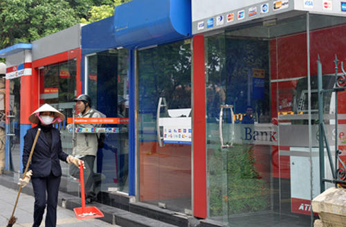 Nhân viên dọn dẹp vệ sinh tại chuỗi ATM trên đường phố Hà Nội. Ảnh: A.Q.