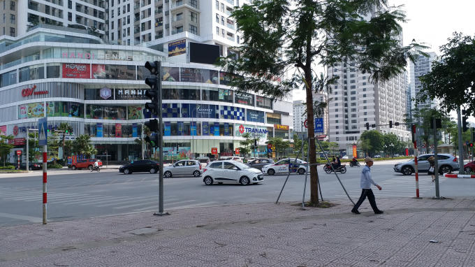 Ngã tư Lê Văn Lương, Hoàng Đạo Thúy
