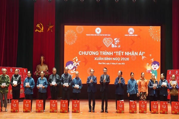 Ông Phạm Tất Thắng, Uỷ viên Trung ương Đảng, Phó Trưởng Ban Tuyên giáo và Dân vận Trung ương và ông Đặng Xuân Phong, Uỷ viên Trung ương Đảng, Bí thư Tỉnh uỷ Ninh Bình trao quà cho hộ nghèo, hộ có hoàn cảnh khó khăn trên địa bàn tỉnh.