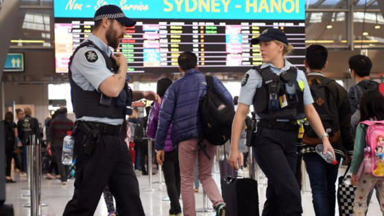 Cảnh sát Australia tuần tra tại sân bay Sydney.