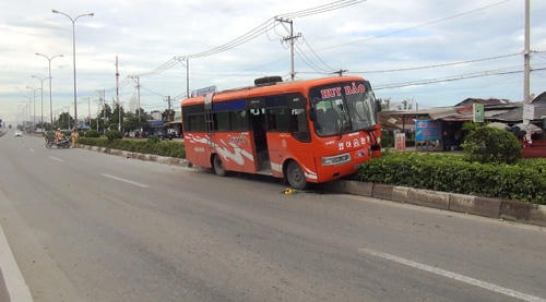 Hàng chục hành khách trên xe 34 chỗ gào thét khi xe này leo lên dải phân cách đâm gãy cột đèn chiếu sáng vì tài xế ngủ gật