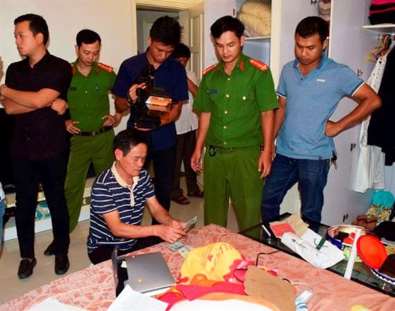 Công an tiến hành kiểm tra nơi ở của các đối tượng.