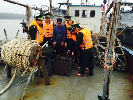 Lực lượng chức năng kiểm tra t&iacute;nh ph&aacute;p l&yacute; của con t&agrave;u v&agrave; h&agrave;ng h&oacute;a tr&ecirc;n t&agrave;u.